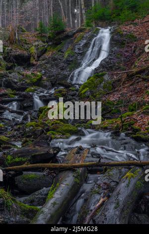 Prudky rucej Bach mit Wasserfall in der Nähe des Zusammenflusses mit Iserfluss im Riesengebirge Stockfoto