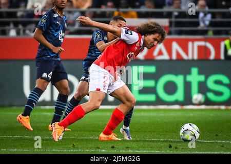 Reims, Frankreich, Frankreich. 24. April 2022. Amine HARIT aus Marseille und Wout FAES aus Reims während des Ligue 1-Spiels zwischen Stade de Reims und Olympique de Marseille (OM) am 24. April 2022 im Auguste Delaune-Stadion in Reims, Frankreich. (Bild: © Matthieu Mirville/ZUMA Press Wire) Stockfoto