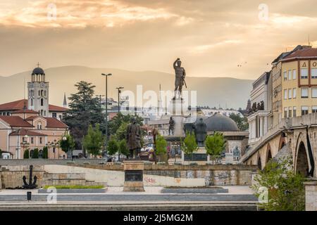 Kriegerdenkmal und andere Skulpturen im Stadtzentrum von Skopje im Sommer Stockfoto