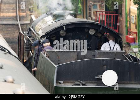 Luftaufnahme des Fahrerhauses, des Fahrers und des Kohletreibers der Dampflokomotive aus dem Jahr 30925, die auf der traditionsreiche Watercress Line fährt. Hampshire, England Stockfoto