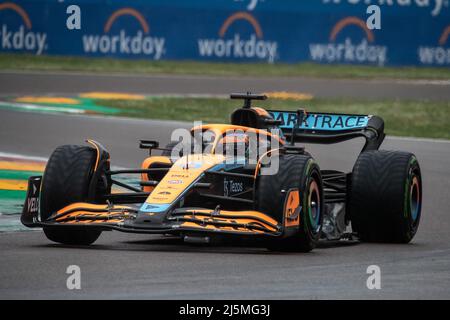 Imola, Italien. 24. April 2022. Daniel Ricciardo von McLaren während des Grand Prix der Emilia Romagna F1 bei Autodromo Enzo e Dino Ferrari am 24. April 2022 in Imola, Italien. Quelle: Marco Canoniero/Alamy Live News Stockfoto