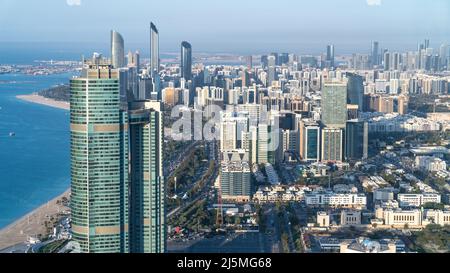Abu Dhabi, Vereinigte Arabische Emirate - Februar 2022: Panorama-Skyline von Abu Dhabi in den Vereinigten Arabischen Emiraten. Abu Dhabi zieht jährlich 10 Millionen Menschen an Stockfoto