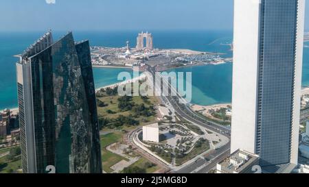 Abu Dhabi, Vereinigte Arabische Emirate - Februar 2022: Luftaufnahme von Marina Mall und Marina Village mit Rixos Marina Abu Dhabi Hotel Stockfoto