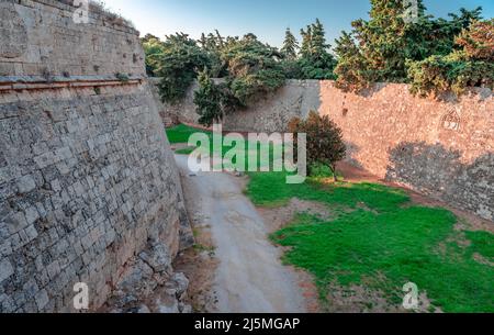 Blick auf den mittelalterlichen Graben, der die mittelalterliche Stadt Rhodos, Dodekanes, Griechenland umgibt. Stockfoto