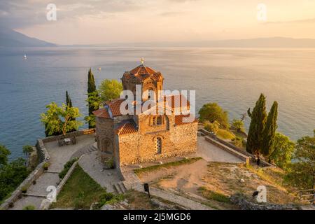 Kirche des heiligen Johannes in Kaneo am Ohridsee in Ohrid, Nordmakedonien Stockfoto