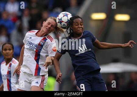 Lyon, Frankreich, 24.. April 2022. Wendie Renard aus Lyon sieht sich als Amandine Henry aus Lyon und Marie-Antoinette Katoto vom PSG beim UEFA Womens Champions League-Spiel im OL Stadium in Lyon um einen Luftball kämpfen. Bildnachweis sollte lauten: Jonathan Moscrop / Sportimage Kredit: Sportimage/Alamy Live News Stockfoto