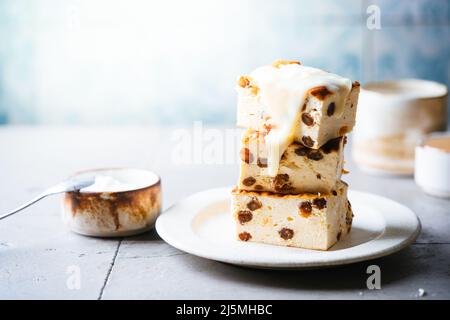 Gebackene hausgemachte Hüttenkäse-Auflauf oder Pudding mit Rosinen auf weißem Hintergrund. Nahaufnahme. Stockfoto