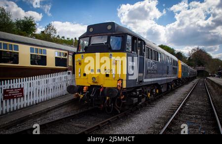 Ehemalige BR-Klasse 55 'Deltic', 55019 als 'Royal Highland Fusilier' bezeichnet, die mit der Ecclesbourne Valley Railway in den Bahnhof Wirksworth fährt. Stockfoto