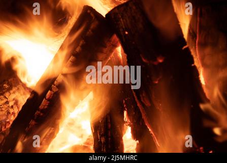 Camping-Thema. Brennende Lagerfeuerprotokolle Aus Der Nähe Stockfoto