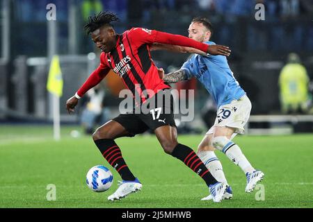 Rafael Leao aus Mailand (L) wetteiferte um den Ball mit Manuel Lazzari aus dem Latium (R) während der italienischen Meisterschaft Serie A Fußballspiel zwischen SS Lazio und AC Mailand am 24. April 2022 im Stadio Olimpico in Rom, Italien - Foto Federico Proietti / DPPI Stockfoto