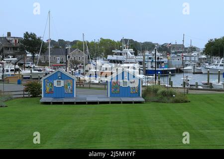 Panoramablick auf Hyannis Inner Harbour, Künstlershanties im Vordergrund, Cape Cod, Massachusetts Stockfoto