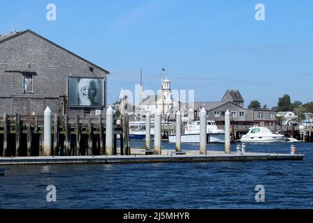 Panoramablick auf die MacMillan Wharf im Provincetown Harbour und die Innenstadt von einer hin- und Rückfahrt mit der Walbeobachtung Stockfoto