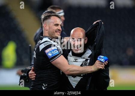 Josh Reynolds #6 von Hull FC feiert den Sieg mit Danny Houghton #9 von Hull FC bei seinem 400. Auftritt Stockfoto