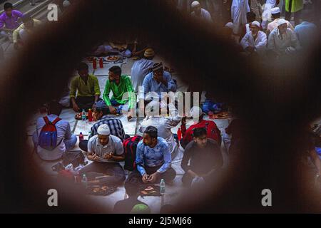 Kalkutta, Westbengalen, Indien. 22. April 2022. Ramadan Iftar an der Nakhoda-Moschee in Kalkata. (Bild: © Sudip Chanda/Pacific Press via ZUMA Press Wire) Stockfoto