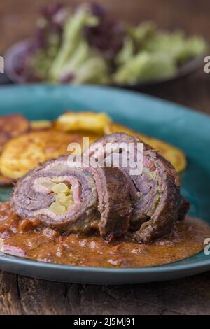 Nahaufnahme einer Fleischroulade mit Kartoffeln Stockfoto