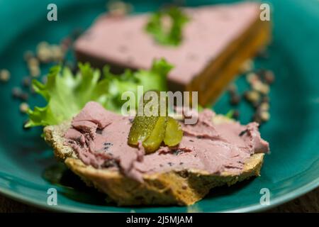 Hausgemachte Terrine auf einem Teller Stockfoto