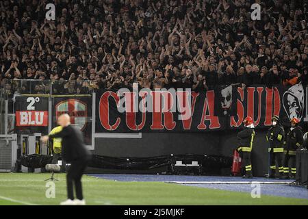 Rom, Italien. 24. April 2022. Mailänder Fans während des Fußballspiels der Serie A zwischen SS Lazio und AC Mailand im Olimpico-Stadion in Rom (Italien), 24.. April 2022. Foto Antonietta Baldassarre/Insidefoto Kredit: Insidefoto srl/Alamy Live News Stockfoto