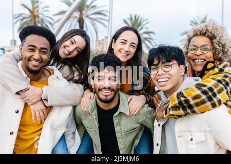 Junge Gruppe von multirassischen Freunden Stockfoto