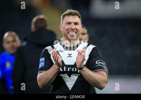 Hull, Großbritannien. 24. April 2022. Scott Taylor #30 von Hull FC feiert den Sieg über Catalans Dragons mit den Hull FC Fans in Vollzeit in Hull, Großbritannien am 4/24/2022. (Foto von James Heaton/News Images/Sipa USA) Quelle: SIPA USA/Alamy Live News Stockfoto