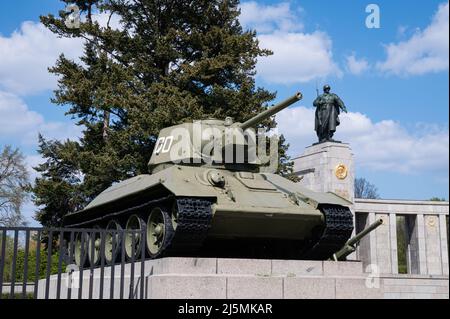23.04.2022, Berlin, Deutschland, Europa - Ein T-34 Panzer an der sowjetischen Kriegsdenkmal entlang der 17 June Street (Straße des 17. Juni) im Großen Tiergarten. Stockfoto