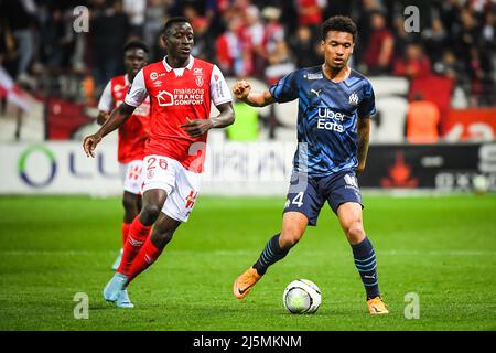 Reims, Frankreich, Frankreich. 24. April 2022. Dion LOPY von Reims und Boubacar KAMARA von Marseille während des Ligue 1-Spiels zwischen Stade de Reims und Olympique de Marseille (OM) am 24. April 2022 im Auguste Delaune-Stadion in Reims, Frankreich. (Bild: © Matthieu Mirville/ZUMA Press Wire) Stockfoto