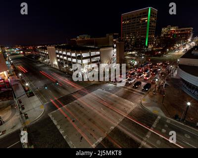 Die Ampeln des Autos ragen nachts an einer Kreuzung in Boise Idaho vorbei Stockfoto