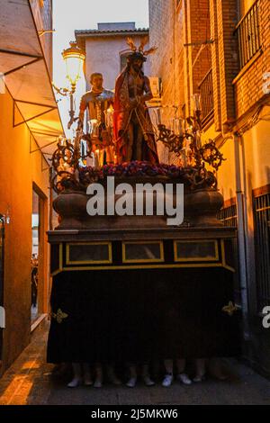 Maria, die Jungfrau der Tränen, auf dem Thron für die Prozession Stockfoto