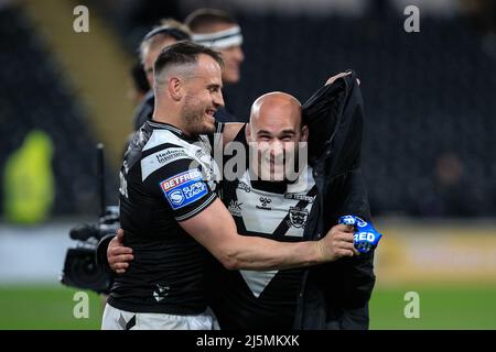 Hull, Großbritannien. 24. April 2022. Josh Reynolds #6 von Hull FC feiert den Sieg mit Danny Houghton #9 von Hull FC bei seinem 400. Auftritt in Hull, Großbritannien am 4/24/2022. (Foto von James Heaton/News Images/Sipa USA) Quelle: SIPA USA/Alamy Live News Stockfoto