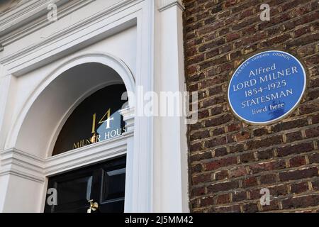 Blaue Gedenktafel an den Staatsmann Alfred Lord Milner auf dem Gebäude in London mit Tür Stockfoto