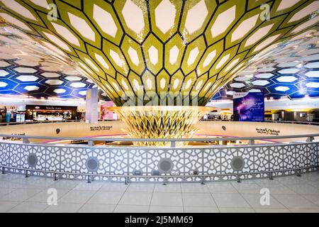 Abu Dhabi, VAE - April 2022: Abu Dhabi International Airport Terminal 1 Moderne Architektur und Inneneinrichtung, in den Vereinigten Arabischen Emiraten. Stockfoto