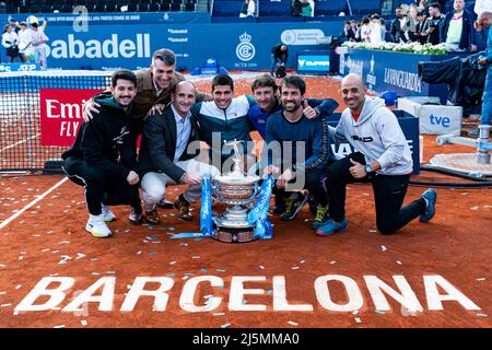 Barcelona, Spanien. 24. April 2022. Carlos Alcaraz aus Spanien posiert mit der Trophäe und seinem Team, nachdem er am 24. April 2022 im Real Club de Tenis in Barcelona, Spanien, das Finale des Barcelona Open Banc Sabadell Tennisspiels gewonnen hat. Foto: Siu Wu. Kredit: dpa/Alamy Live Nachrichten Stockfoto