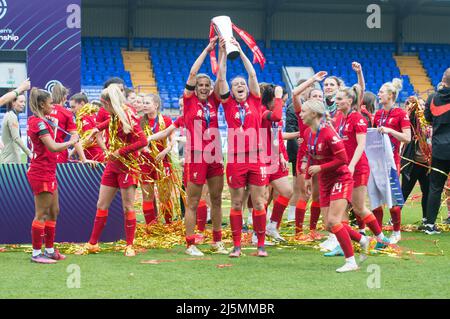 Birkenhead, Großbritannien. 24. April 2022. Liverpool-Team feiert mit Trophäe nach dem Gewinn der FA Women's Championship 2021-22 nach dem Gewinn des Fußballspiels der Womens Championship zwischen Liverpool und Sheffield United 6-1 im Prenton Park in Birkenhead, England. Terry Scott/SPP Quelle: SPP Sport Press Photo. /Alamy Live News Stockfoto