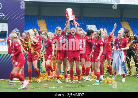 Birkenhead, Großbritannien. 24. April 2022. Liverpool-Team feiert mit Trophäe nach dem Gewinn der FA Women's Championship 2021-22 nach dem Gewinn des Fußballspiels der Womens Championship zwischen Liverpool und Sheffield United 6-1 im Prenton Park in Birkenhead, England. Terry Scott/SPP Quelle: SPP Sport Press Photo. /Alamy Live News Stockfoto