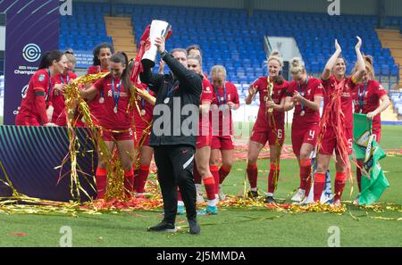 Birkenhead, Großbritannien. 24. April 2022. Liverpool-Manager Matt Beard feiert mit Trophäe nach dem Gewinn der FA Women's Championship 2021-22 nach dem Gewinn des Fußballspiels der Womens Championship zwischen Liverpool und Sheffield United 6-1 im Prenton Park in Birkenhead, England. Terry Scott/SPP Quelle: SPP Sport Press Photo. /Alamy Live News Stockfoto