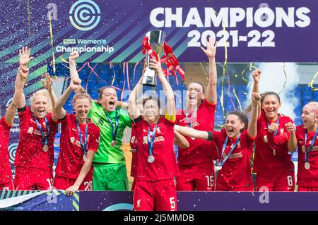 Birkenhead, Großbritannien. 24. April 2022. Liverpool-Team feiert mit Trophäe nach dem Gewinn der FA Women's Championship 2021-22 nach dem Gewinn des Fußballspiels der Womens Championship zwischen Liverpool und Sheffield United 6-1 im Prenton Park in Birkenhead, England. Terry Scott/SPP Quelle: SPP Sport Press Photo. /Alamy Live News Stockfoto