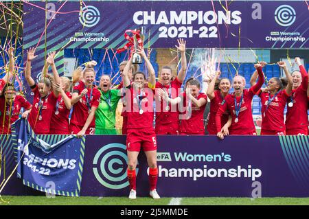 Birkenhead, Großbritannien. 24. April 2022. Liverpool-Team feiert mit Trophäe nach dem Gewinn der FA Women's Championship 2021-22 nach dem Gewinn des Fußballspiels der Womens Championship zwischen Liverpool und Sheffield United 6-1 im Prenton Park in Birkenhead, England. Terry Scott/SPP Quelle: SPP Sport Press Photo. /Alamy Live News Stockfoto