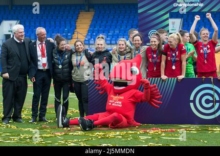 Birkenhead, Großbritannien. 24. April 2022. Liverpool-Team feiert den Gewinn der FA Women's Championship 2021-22 nach dem Gewinn des Fußballspiels der Womens Championship zwischen Liverpool und Sheffield United 6-1 im Prenton Park in Birkenhead, England. Terry Scott/SPP Quelle: SPP Sport Press Photo. /Alamy Live News Stockfoto