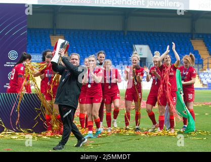 Birkenhead, Großbritannien. 24. April 2022. Liverpool-Manager Matt Beard feiert mit Trophäe nach dem Gewinn der FA Women's Championship 2021-22 nach dem Gewinn des Fußballspiels der Womens Championship zwischen Liverpool und Sheffield United 6-1 im Prenton Park in Birkenhead, England. Terry Scott/SPP Quelle: SPP Sport Press Photo. /Alamy Live News Stockfoto