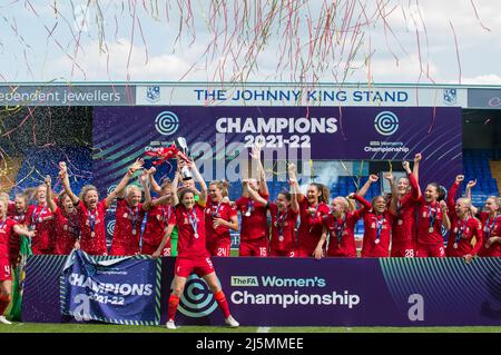 Birkenhead, Großbritannien. 24. April 2022. Liverpool-Team feiert mit Trophäe nach dem Gewinn der FA Women's Championship 2021-22 nach dem Gewinn des Fußballspiels der Womens Championship zwischen Liverpool und Sheffield United 6-1 im Prenton Park in Birkenhead, England. Terry Scott/SPP Quelle: SPP Sport Press Photo. /Alamy Live News Stockfoto