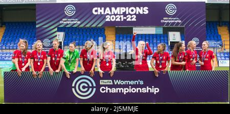 Birkenhead, Großbritannien. 24. April 2022. Liverpool-Team feiert den Gewinn der FA Women's Championship 2021-22 nach dem Gewinn des Fußballspiels der Womens Championship zwischen Liverpool und Sheffield United 6-1 im Prenton Park in Birkenhead, England. Terry Scott/SPP Quelle: SPP Sport Press Photo. /Alamy Live News Stockfoto