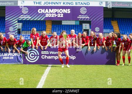 Birkenhead, Großbritannien. 24. April 2022. Liverpool-Team feiert mit Trophäe nach dem Gewinn der FA Women's Championship 2021-22 nach dem Gewinn des Fußballspiels der Womens Championship zwischen Liverpool und Sheffield United 6-1 im Prenton Park in Birkenhead, England. Terry Scott/SPP Quelle: SPP Sport Press Photo. /Alamy Live News Stockfoto