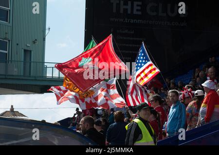 Birkenhead, Großbritannien. 24. April 2022. Liverpool-Fans beim Fußballspiel der Womens Championship zwischen Liverpool und Sheffield United im Prenton Park in Birkenhead, England. Terry Scott/SPP Quelle: SPP Sport Press Photo. /Alamy Live News Stockfoto