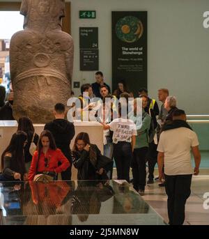 London, England, Großbritannien. 23. April 2022. Aktivisten der Extinction Rebellion protestieren im British Museum gegen British Petroleum und fordern das Ende der Patenschaft des Ölkonzerns für das Museum. (Foto: © Tayfun Salci/ZUMA Press Wire) Stockfoto