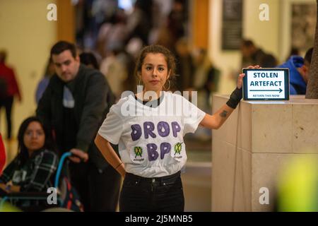 London, England, Großbritannien. 23. April 2022. Aktivisten der Extinction Rebellion protestieren im British Museum gegen British Petroleum und fordern das Ende der Patenschaft des Ölkonzerns für das Museum. (Foto: © Tayfun Salci/ZUMA Press Wire) Stockfoto