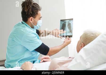 Medizinisches Personal weist auf ein Problem bei der Röntgenaufnahme hin Stockfoto