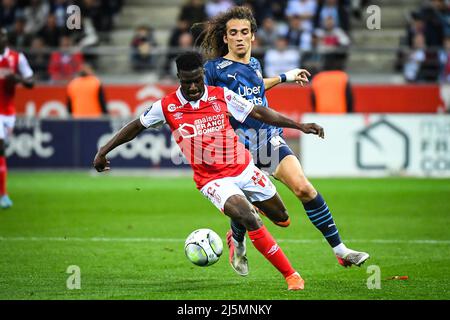 Reims, Frankreich, Frankreich. 24. April 2022. Azor MATUSIWA aus Reims und Matteo GUENDOUZI aus Marseille während des Ligue 1-Spiels zwischen Stade de Reims und Olympique de Marseille (OM) am 24. April 2022 im Auguste Delaune-Stadion in Reims, Frankreich. (Bild: © Matthieu Mirville/ZUMA Press Wire) Stockfoto