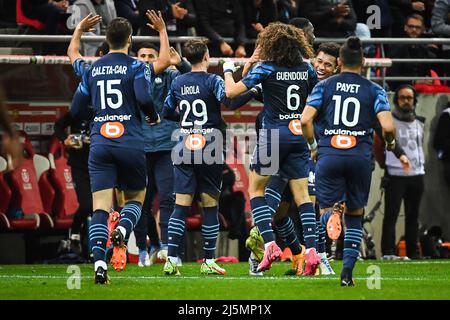 Reims, Frankreich, Frankreich. 24. April 2022. Gerson von Marseille feiert sein Tor mit seinen Teamkollegen während des Ligue 1-Spiels zwischen Stade de Reims und Olympique de Marseille (OM) am 24. April 2022 im Auguste Delaune-Stadion in Reims, Frankreich. (Bild: © Matthieu Mirville/ZUMA Press Wire) Stockfoto