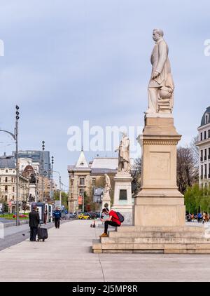 Bukarest, Rumänien - 04.08.2022: Stauen mit historischen rumänischen Figuren auf dem Univeristy-Platz im Zentrum von Bukarest. Stockfoto