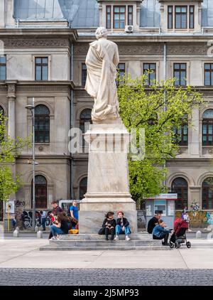 Bukarest, Rumänien - 04.08.2022: Stauen mit historischen rumänischen Figuren auf dem Univeristy-Platz im Zentrum von Bukarest. Junge Menschen an der Universität Stockfoto