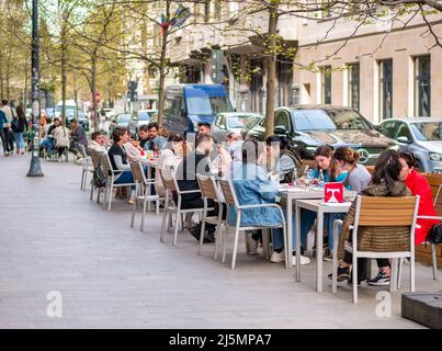 Bukarest, Rumänien - 04.08.2022: Urbane Szene mit Menschen, die an Tischen sitzen und essen oder einen Drink in der Altstadt von Buchares genießen. Stockfoto